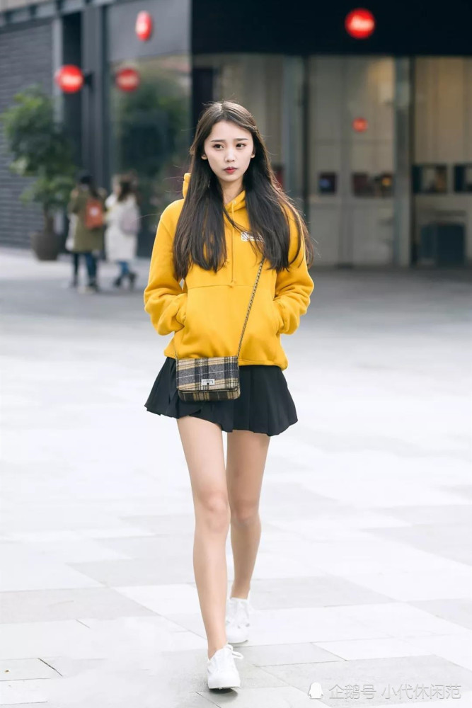 街拍:街头百褶裙美女,走路姿势看起来活泼可爱!