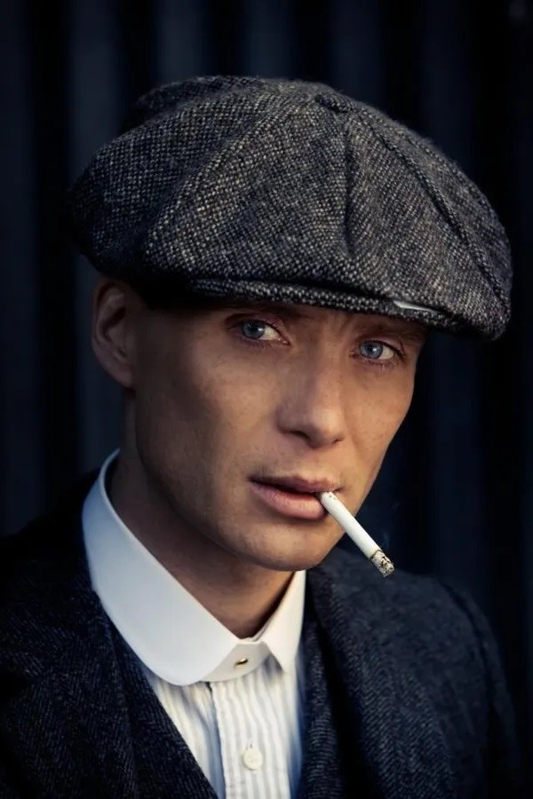 主角正是每季《黑帮》的海报封面:tommy shelby