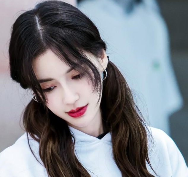 被angelababy"微笑唇"给惊艳到了!明明睡觉却还笑着,太甜了!