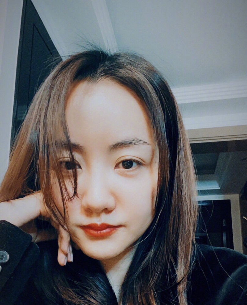 38岁杨蓉吐槽自己的宅家日常,素颜涂口红再擦掉,头发凌乱颜值回春