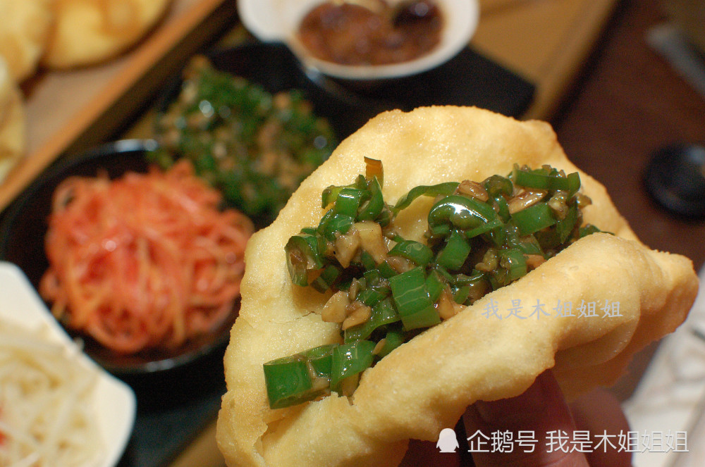 最爱绿辣子夹油饼,绿辣子和蒜末炒过香辣味足,别说夹油饼了,夹个凉馍