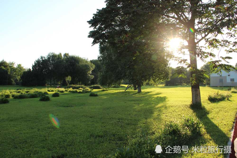 北京奥林匹克森林公园北园,夏季的午后景色,蓝天白云映照在湖面上