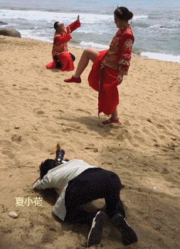 搞笑gif趣图:女侠真的好功夫啊,看着很厉害的样子!