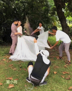 搞笑gif趣图:快帮我看看,我是不是找了个假的女朋友?