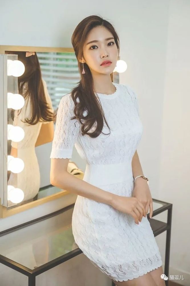 精品美图每日分享:纯白蕾丝收腰连衣裙的优雅女生