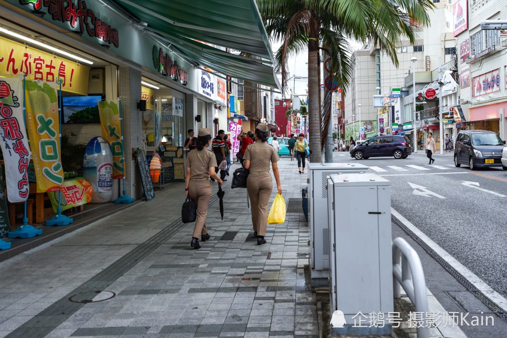 镜头中的日本冲绳,街头常有穿着军装的身影
