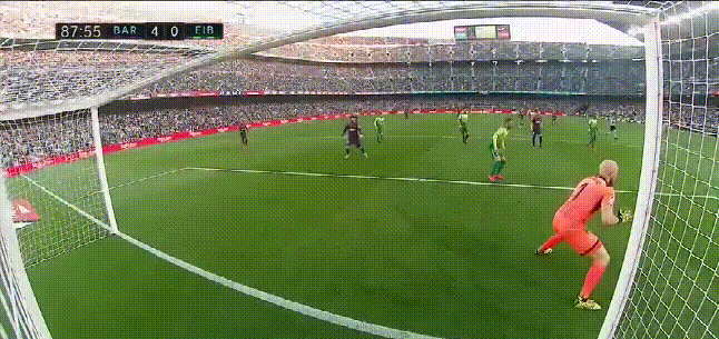 替补登场的巴萨新援布莱斯维特接右路转移球,连续晃动后传中,梅西门前