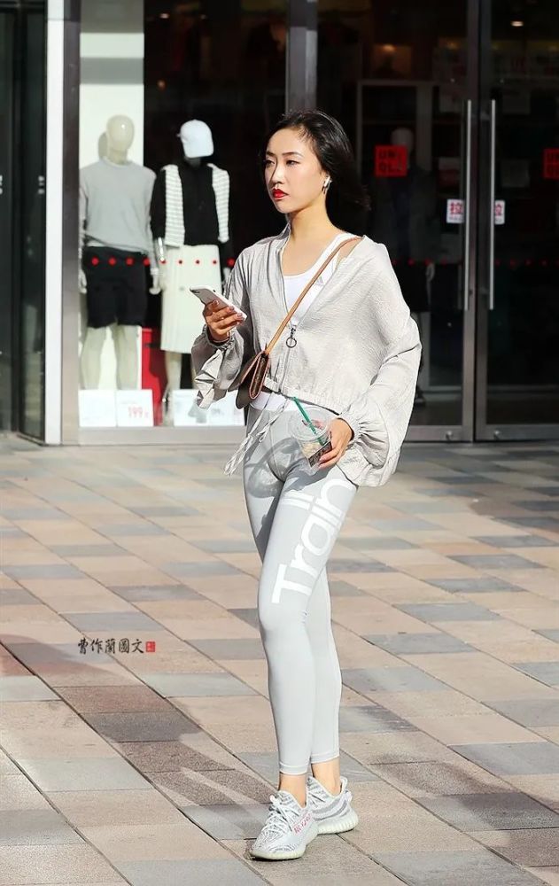 街拍:打底裤,美女穿出美腿颀长