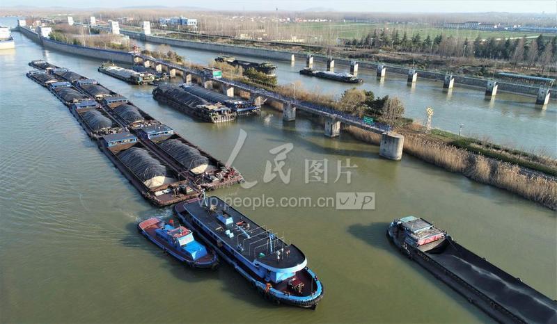 京杭运河山东台儿庄段水上运输忙