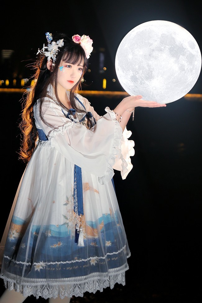 lolita装扮:海上升明月!网友:小姐姐你怎么把月亮拿在
