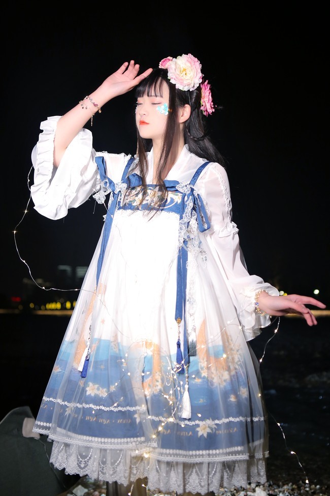 lolita装扮:海上升明月!网友:小姐姐你怎么把月亮拿在