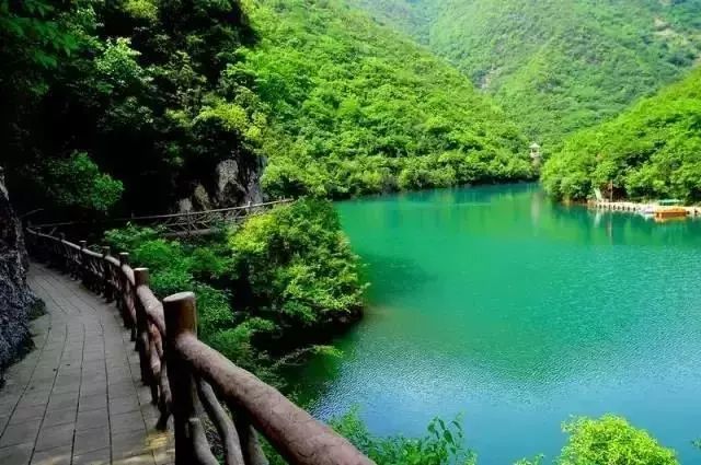 五龙河景区玻璃桥坐落于陕,鄂,豫边界的湖北省郧西县五龙河景区内,是