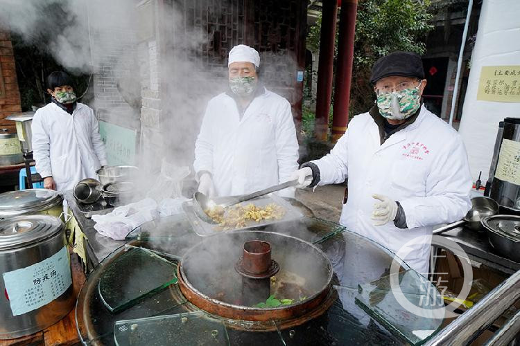 老中医熬制中药防疫汤 免费送市民饮用