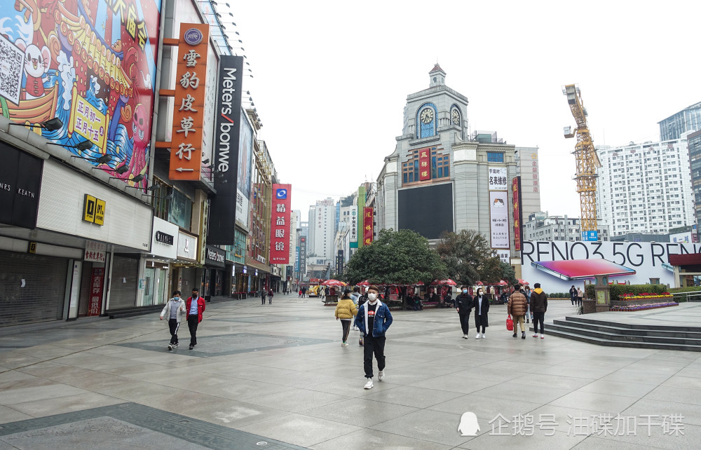 实拍逐步复工后的成都中心商业区 街头人流增多