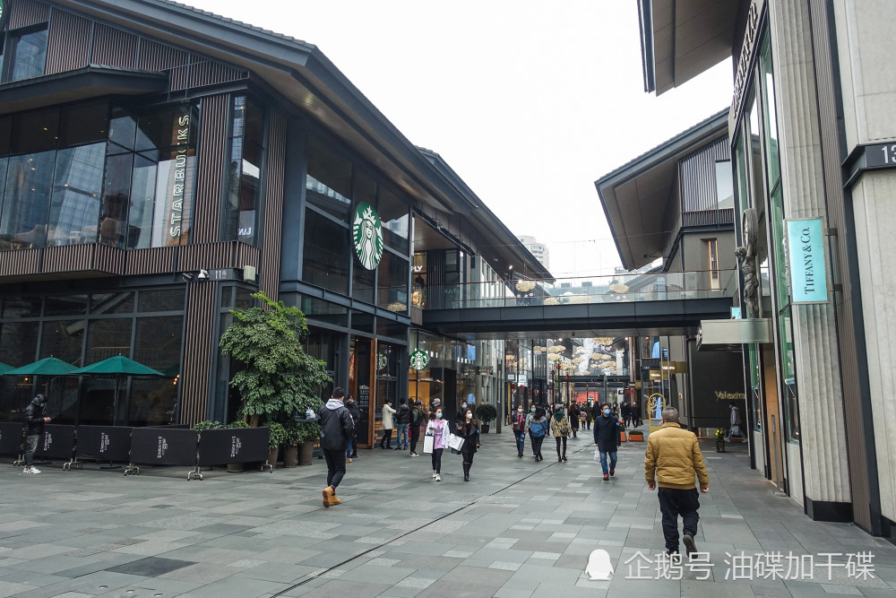 实拍逐步复工后的成都中心商业区 街头人流增多