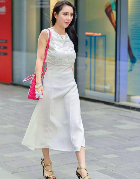 街拍美图:长相甜美的小姐姐,白色连衣裙的穿搭,展现着