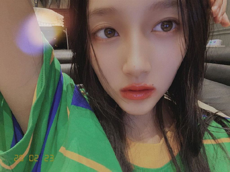 关晓彤晒忧郁迷幻自拍,发型凌乱眼神迷离表情木讷,就如同刚经历了什么