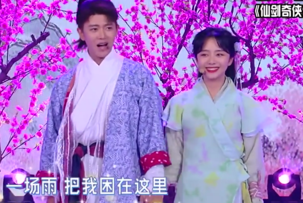 谭松韵任嘉伦后台合照,看到美颜滤镜下的两人,差点没认出来