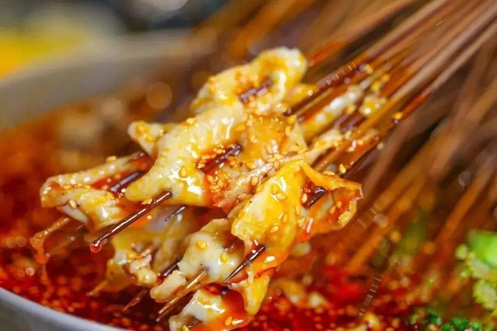 去吃 麻辣or藤椒味的——冷串串 钵钵鸡绝对是峨眉美食代表之一 入口