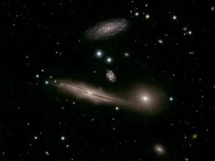 hcg 87星系 图片来源:gmos-s调试小组 摩羯座最英俊的星系群当属hcg