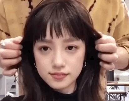 gif:youtube@fashionistas 3,吹干齐刘海,同时将两侧头发手捏s型,喷点