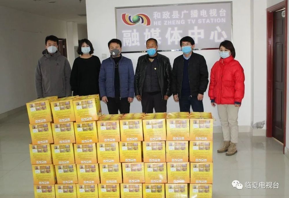 在永靖县人民医院,孔六十先生还向该县赴武汉支援的4名医护人员送去了