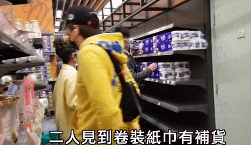 被拍个正着,两人有点尴尬,林颖彤只好问记者:"你们要不要厕纸?