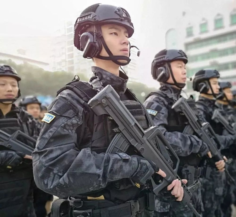 撞脸刘昊然的高鼻梁特警小哥扒到了!奶凶身板神仙颜值