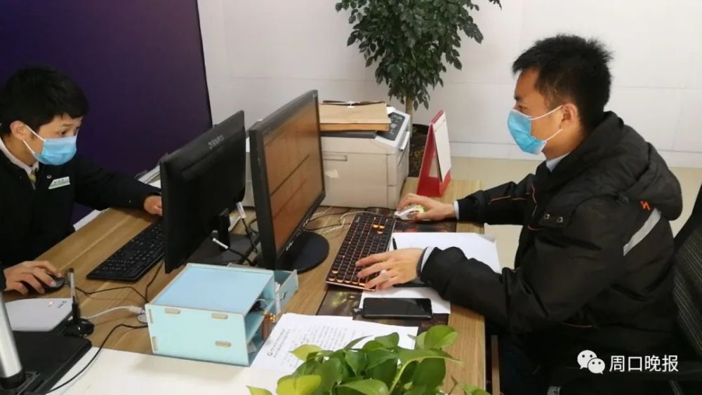 在办公室里工作时,大家都戴着口罩.