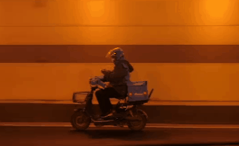 凌晨三点,武汉外卖小哥的偷拍瞬间,暖哭了千万人:被按