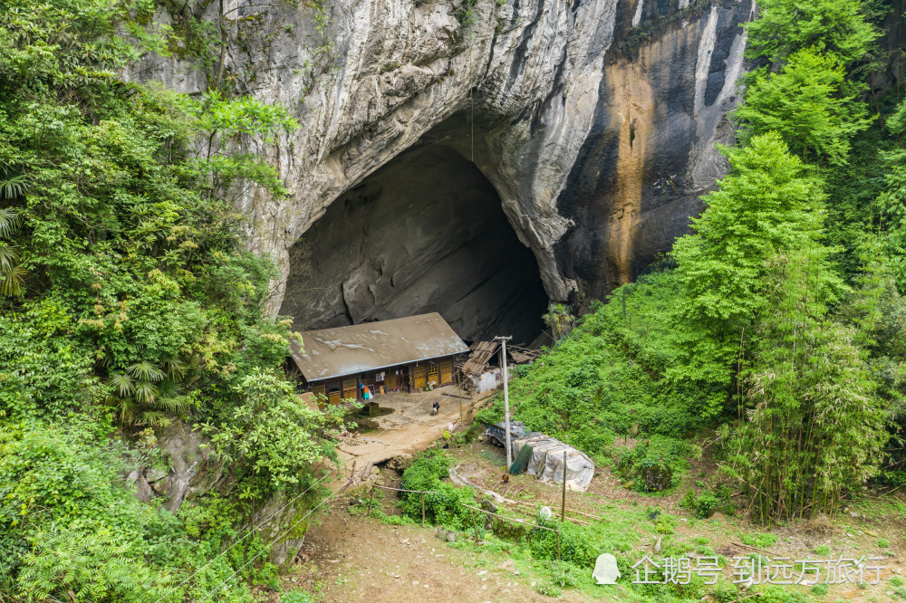 贵州大山藏着一山洞,一户人家五代人住,喝洞顶滴下来的山泉水