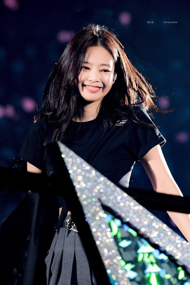 blackpink jennie高清壁纸,长发披肩女神范,脸蛋像大肉包