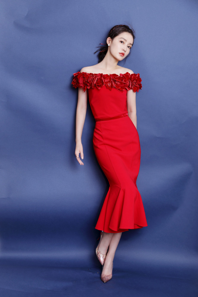 李沁 红色露肩长裙 时尚优雅