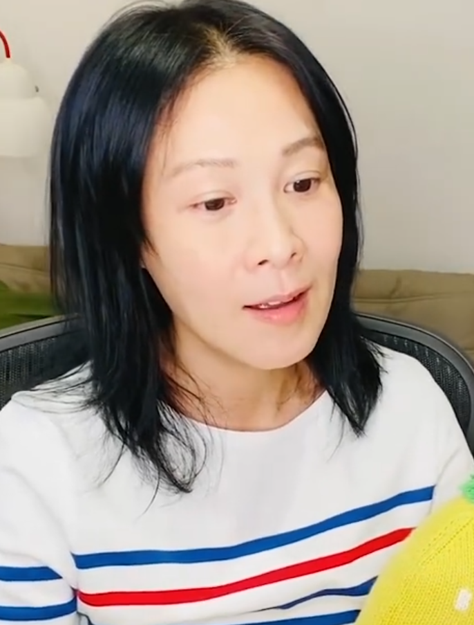 刘若英素颜露面,水嫩颜值好耐看,50岁文艺形象无人能及