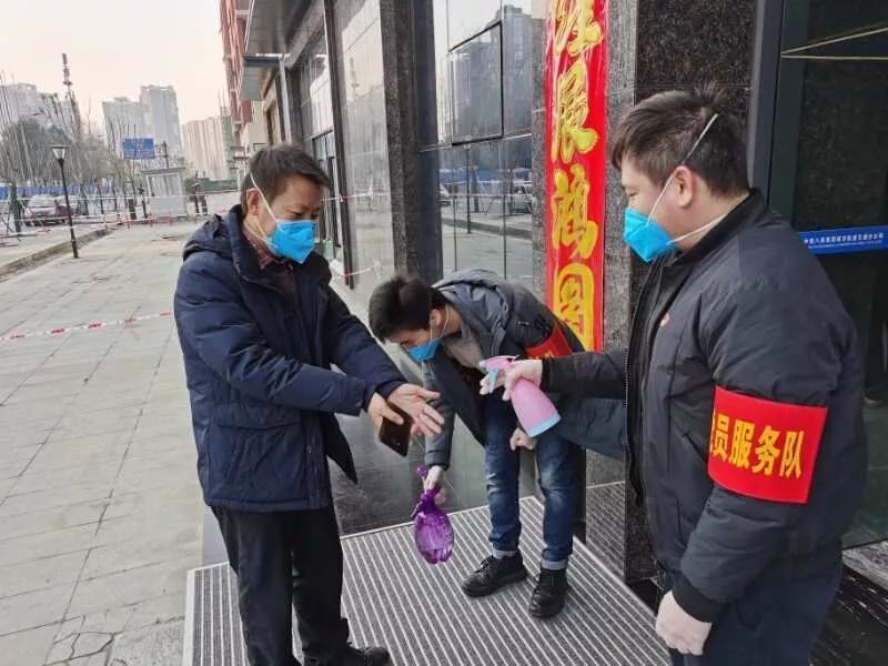 成立党员服务队,筑牢疫情防控"红色"防线