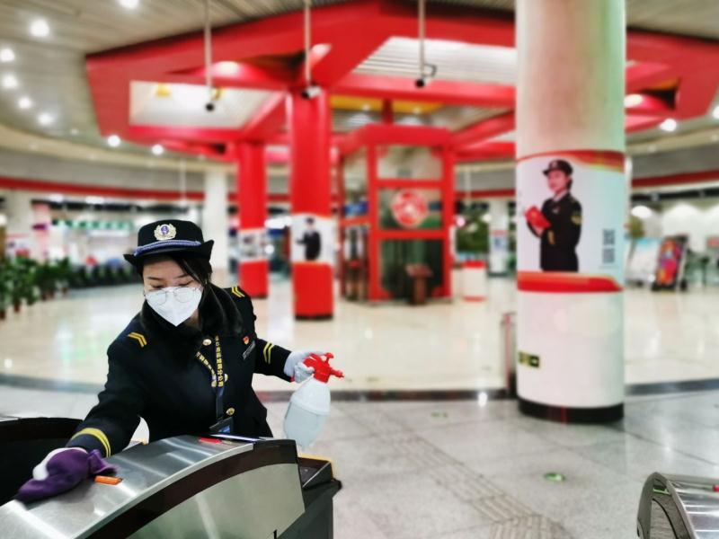 北京地铁乘客如坚持不戴口罩 工作人员将向公安部门报告