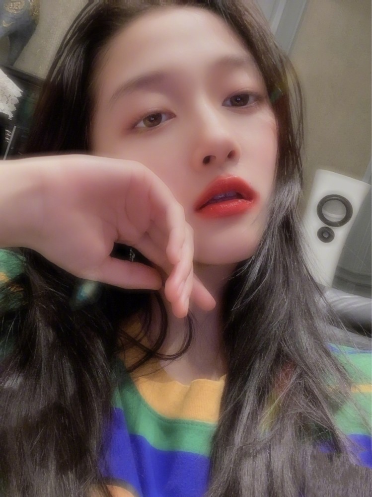 关晓彤怼脸自拍,却用滤镜太过头,嘴边的黑痣都不见了