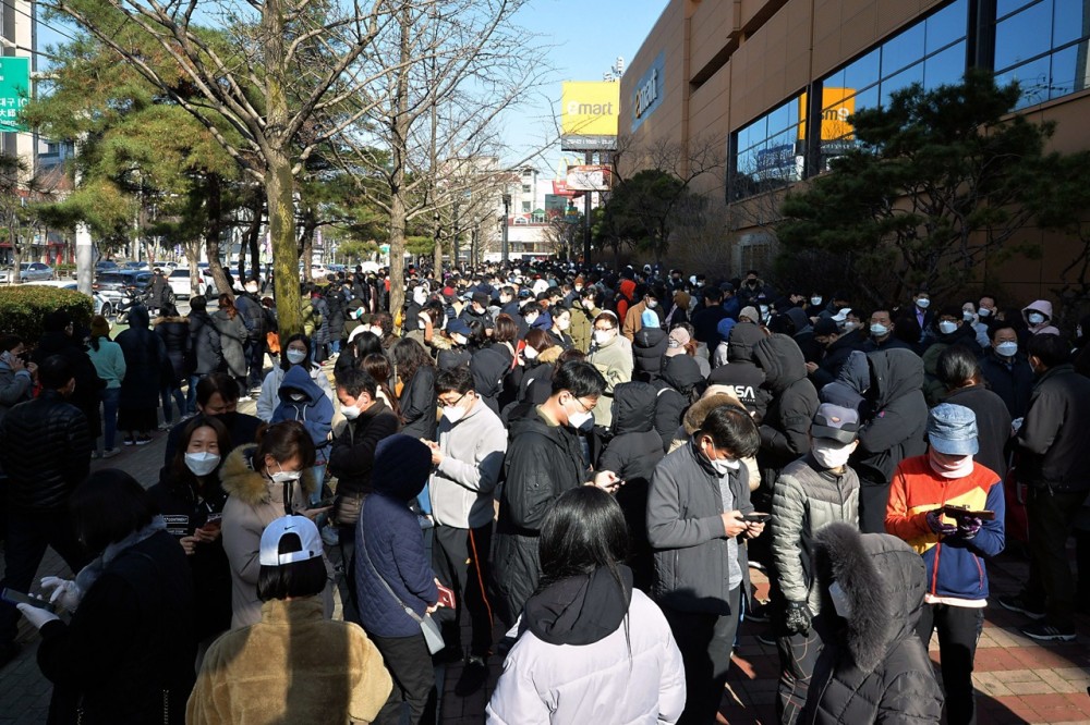 韩国疫情升级 民众排队数百米扎堆抢购口罩