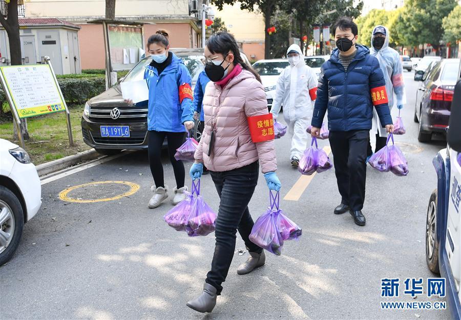 疫情期间,武汉市武昌区华锦社区的志愿者为社区居民送菜上门.