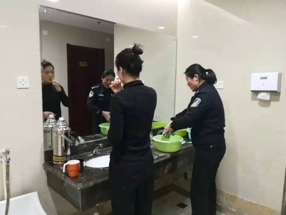 灌云女警展巾帼风采