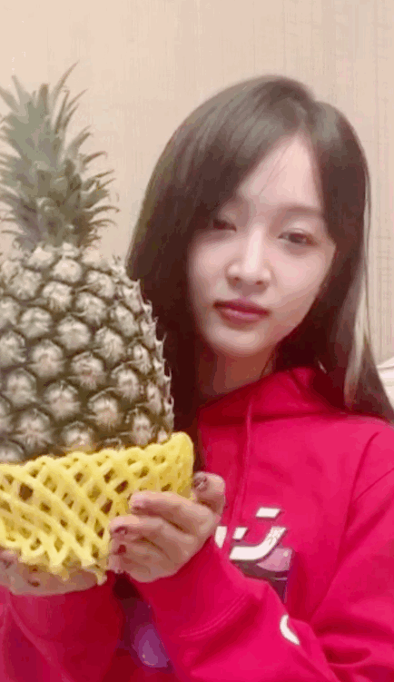 吴宣仪助力公益直播助农活动,带货卖水果,说不尽的温柔可人!