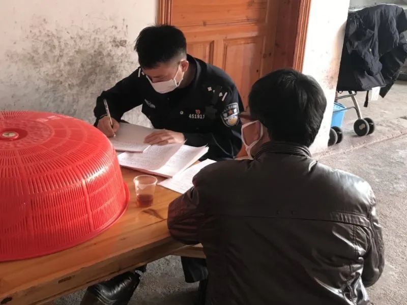 徐黎是钟山监狱的民警,他付出了定点备勤14天,定点隔离14天,狱内封闭