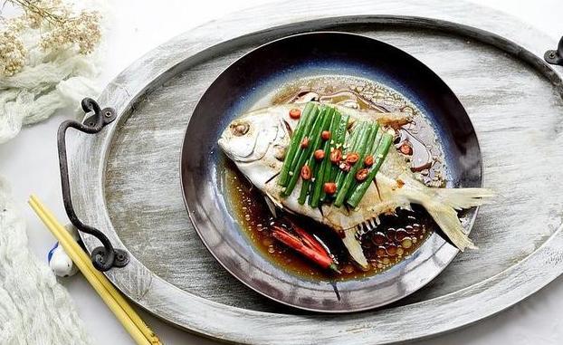 鲳鱼怎样做才好吃,放点柠檬和香菇,味道真是不一般