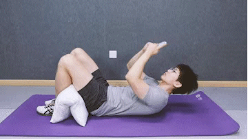 玩手机,看电视,趴着都能练的 5 个动作!不知不觉就瘦了