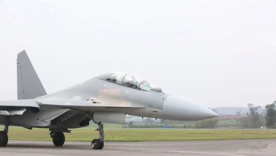 据悉这是一架准备交付海军航空兵的歼16h战机,因此专门戴上了海航战机