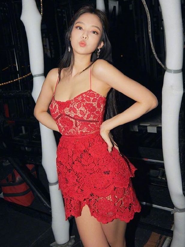 jennie体重100斤,却任性挑战吊带裙造型,身材比例意外