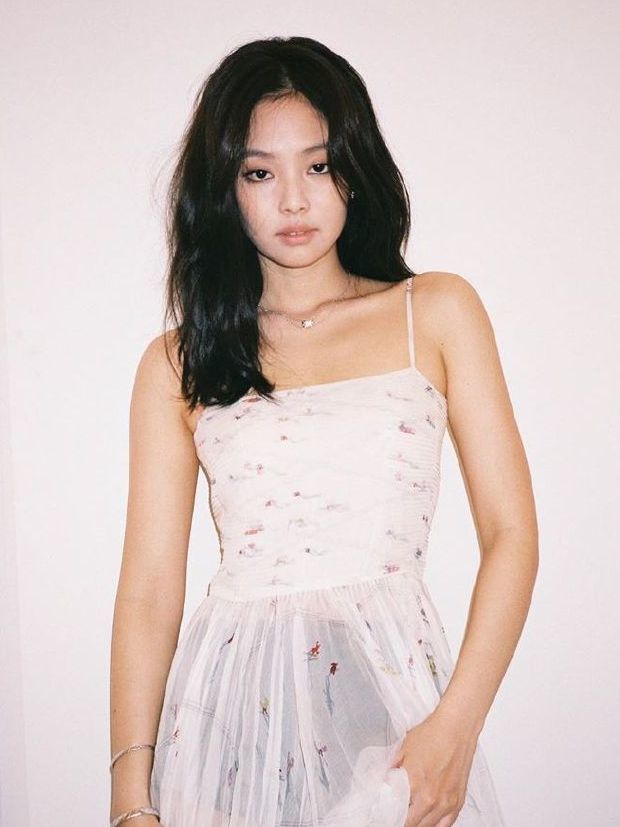 jennie体重100斤,却任性挑战吊带裙造型,身材比例意外