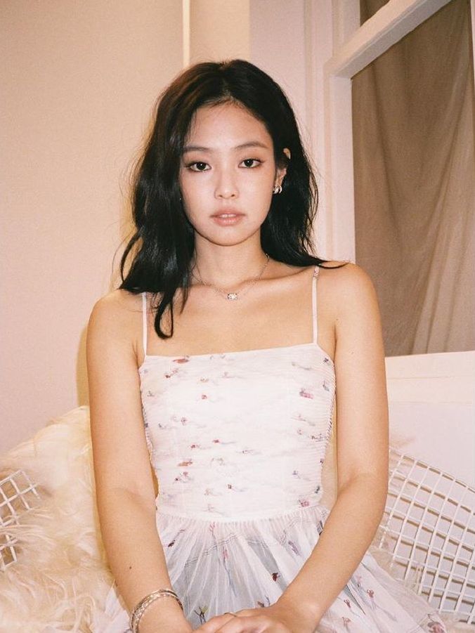 jennie体重100斤,却任性挑战吊带裙造型,身材比例意外