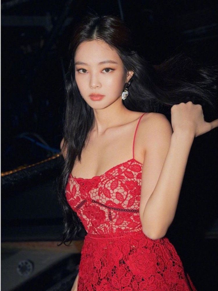jennie太会穿了?穿红色吊带蕾丝裙现身巡演,俏丽美艳又性感!