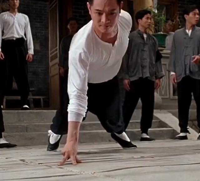 李连杰最经典动作片,单手俯卧撑,引体向上,侧踢展现核心力量